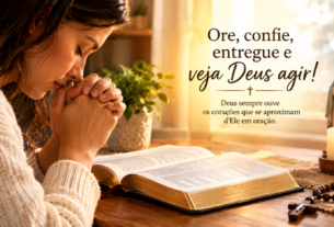 Pessoa em oração com as mãos unidas diante de uma Bíblia aberta, em um ambiente tranquilo e acolhedor.