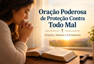 Pessoa rezando ao lado de uma Bíblia aberta em um ambiente tranquilo.